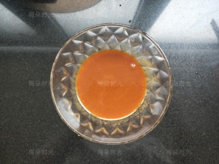 5、煎饼果子,甜面酱买来太咸了。加少许白糖,少许水,稀释。