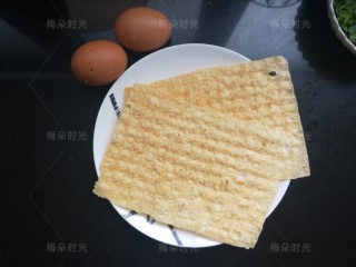 7、煎饼果子,还需要两个鸡蛋,两片薄脆,薄脆可以自己和面炸,或者用馄饨皮炸。我是从某宝买来的。