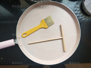 8、煎饼果子,工具需要一个刷子,一个面糊耙子,一个平底锅(电饼铛也可以)