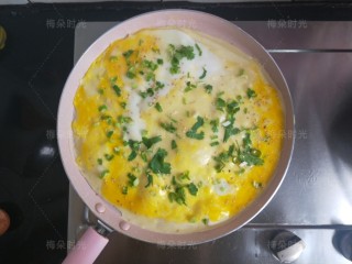 12、煎饼果子,趁着鸡蛋还没凝固。赶紧撒葱花,香菜,芝麻。