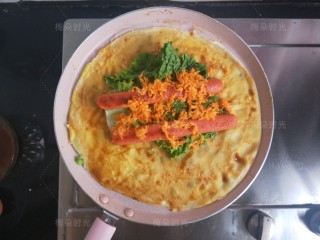 15、煎饼果子,摆上生菜,火腿肠,我还撒了点肉松。