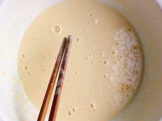 3、萝卜丝煎饼,搅拌成面糊状