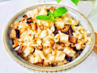 4、宝宝辅食：芋头香菇炊饭,建议大家一定要增加食材量，至少在我的基础上增加1倍，因为宝宝一碗不过瘾，大人应该也会抢着吃。