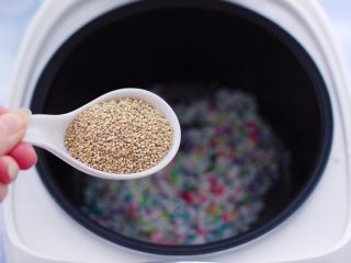 4、藜麦海苔五彩米饭团,这个时候加入藜麦,我用的这个藜麦是免清洗,不用浸泡的,可以直接烹饪的。