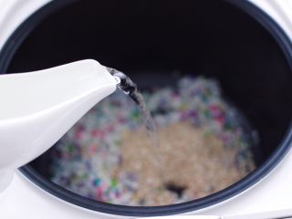 5、藜麦海苔五彩米饭团,锅中倒入适量的纯净水,清水的量,可以根据自己的喜好的软硬口感,来加入水量。