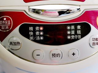 7、藜麦海苔五彩米饭团,启动电饭煲的煮饭模式,开始煮饭。