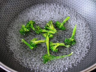 9、藜麦海苔五彩米饭团,锅中倒入适量的清水烧开后,放入盐和食用油,加入西兰花进行焯水。