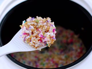 11、藜麦海苔五彩米饭团,这个时候做饭团的藜麦五彩米饭也出锅咯,粉粉嫩嫩好漂亮有木有。