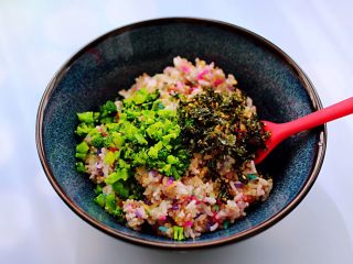 12、藜麦海苔五彩米饭团,把蒸熟的藜麦五彩米饭,放入一个大一点的容器里,加入切碎的西兰花和海苔碎。