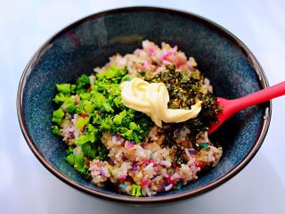 13、藜麦海苔五彩米饭团,再放入沙拉酱,我用的是原味的沙拉酱。