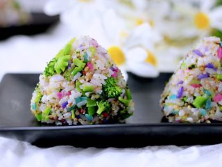 15、藜麦海苔五彩米饭团,搅拌好的藜麦五彩饭,可以直接食用,也可以做成圆球形状的,我做了三角形的,这个可以随自己喜好而选择哟。