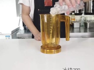 2、轻松get一杯高颜值夏日饮品,依次往搅拌机内放入，冰块、荔枝汁、竹蔗冰糖糖浆、天香茉莉茶茶汤、新鲜红心火龙果