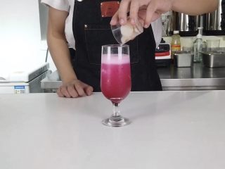 5、轻松get一杯高颜值夏日饮品,倒入冷饮杯中