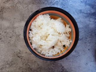 2、剩米饭妙用—鸡蛋酱油炒饭,将米饭装入碗中