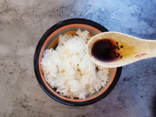 3、剩米饭妙用—鸡蛋酱油炒饭,加入大半勺生抽和老抽（老抽上色）