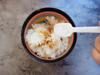 5、剩米饭妙用—鸡蛋酱油炒饭,半勺白糖（提鲜）