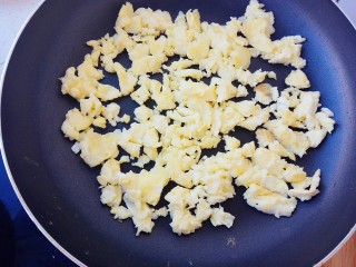 9、剩米饭妙用—鸡蛋酱油炒饭,鸡蛋先放入锅中炒熟