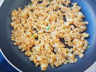 12、剩米饭妙用—鸡蛋酱油炒饭,稍微多翻炒一会儿
