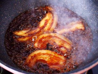 2、卤肉夹馍,把卤好的花肉再用卤肉汤加热一下,喜欢卤肉的亲们,可以去查一下我写的卤肉菜谱哈。