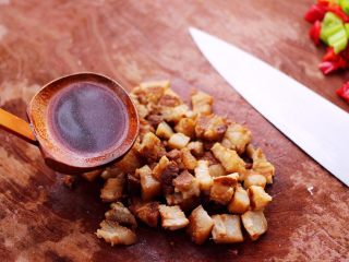 4、卤肉夹馍,我喜欢卤肉汤的味道,所以在卤肉里,加点卤肉汤,这样味道更足。