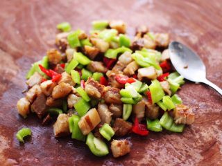 5、卤肉夹馍,把切丁的青红椒和卤肉丁用勺子翻拌均匀备用,加点香菜味道会更好吃哈。