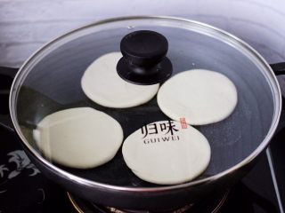 13、卤肉夹馍,平底锅烧热后,把擀好的面饼放入锅中。