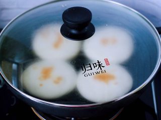 14、卤肉夹馍,把面饼的一面煎至金黄的颜色后,再盖上锅盖煎另一面。