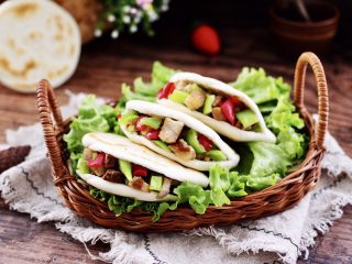 17、卤肉夹馍,把做好馍用刀切开、记住不要切到底哟,把做好的卤肉丁和青红辣椒丁夹到馍馍里就可以了。