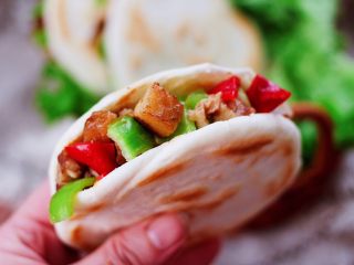 18、卤肉夹馍,好吃到爆,香味馋哭邻居家的小孩,我家宝贝一口气吃了两个。