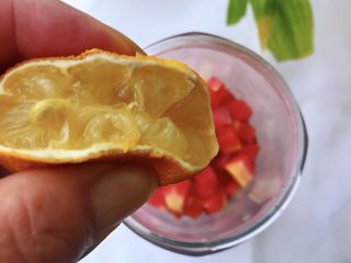 5、胡萝卜西红柿汁,全部放入榨汁机,挤入柠檬汁。