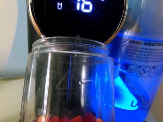 6、胡萝卜西红柿汁,榨汁机中加入净化过的矿泉水,我用的是16度的水,打开直饮机直接加水进去,安全卫生。