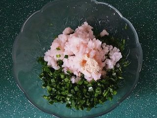 5、磷虾韭菜锅贴,与磷虾肉一起放入碗中、加食盐、鸡粉和菜籽油