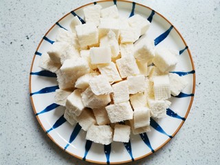 2、孜然火腿馒头丁,馒头切丁。