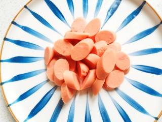 3、孜然火腿馒头丁,火腿切丁。