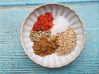 5、孜然火腿馒头丁,配料准备好。