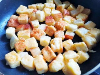 8、孜然火腿馒头丁,放入馒头丁煎至金黄后盛出,