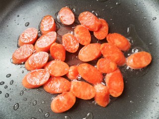 9、孜然火腿馒头丁,火腿煎至变硬,