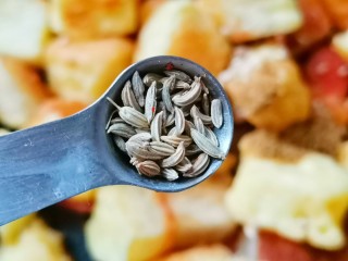 13、孜然火腿馒头丁,孜然粒。