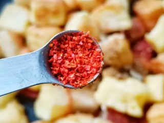 14、孜然火腿馒头丁,辣椒粉。