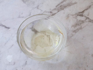 2、牛奶咖啡果冻,吉利丁片用水泡软备用