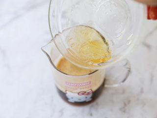 4、牛奶咖啡果冻,加入吉利丁片