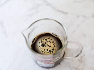 5、牛奶咖啡果冻,搅拌至吉利丁片融化