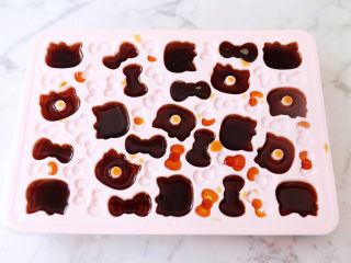 6、牛奶咖啡果冻,倒入学厨的硅胶模具中，放入冰箱冷藏至凝固