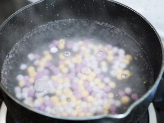 7、牛奶咖啡果冻,奶锅注入清水烧开，放入芋圆