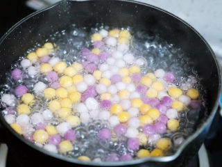 8、牛奶咖啡果冻,煮至芋圆浮在表面