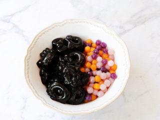 11、牛奶咖啡果冻,再将凝固的咖啡果冻取出脱模放入碗中