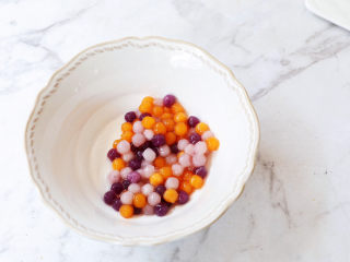 10、牛奶咖啡果冻,将芋圆控干水分后放入碗中