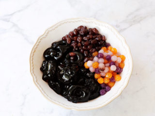 12、牛奶咖啡果冻,加入蜜豆