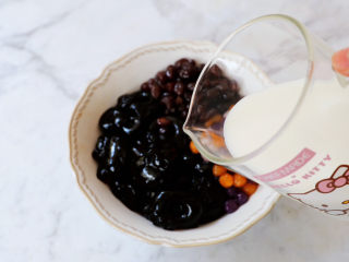 13、牛奶咖啡果冻,倒入牛奶，搅拌均匀即可享受美食了