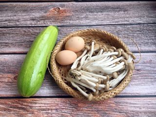 1、鸡蛋炒小西葫芦蟹味菇,主要食材,小西葫芦,鸡蛋,蟹味菇。